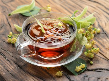 Bardak ıhlamur çayı ve kireç çiçek ahşap tablo.