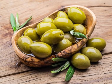 Bütün tablo zeytin masada ahşap kase.