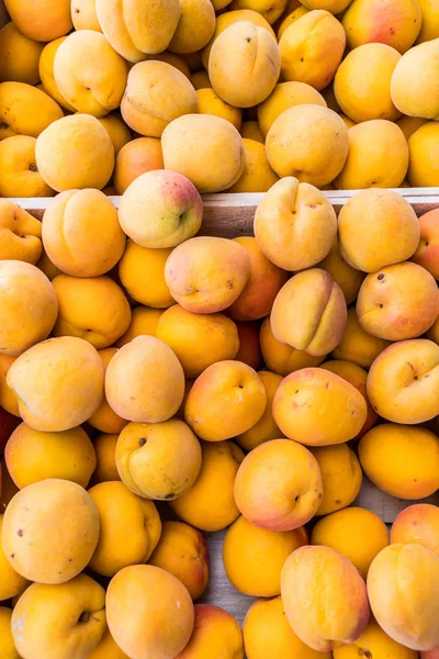 Frutta matura di albicocca nella scatola di legno . — Foto Stock