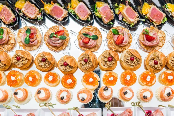 Gourmet appetizers: caviar, venison, tuna and salmon. — Stock Photo, Image