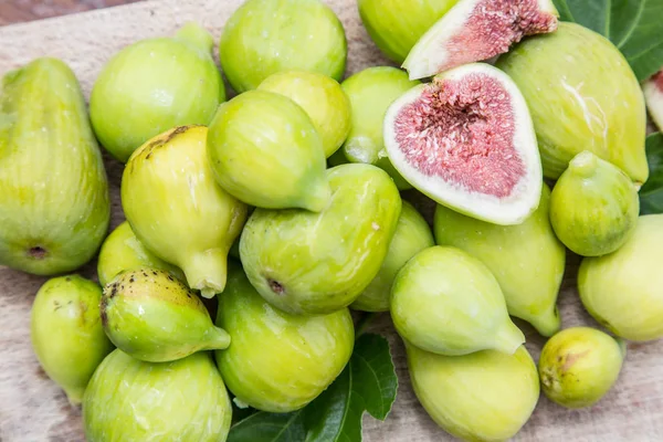 Frutas maduras de higo en la mesa de madera . —  Fotos de Stock