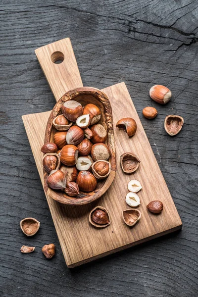 Filberts ou avelãs na tigela de madeira na mesa . — Fotografia de Stock