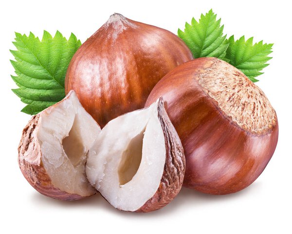 Орешки, ядро лесного ореха и зеленые листья. Обрезной путь
.