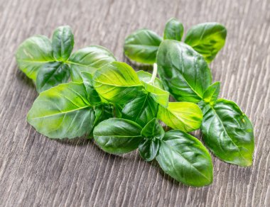 Eski ahşap masa üzerinde Basil otlar pişirme.