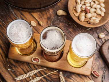 Gözlük bira ve ahşap masa snacks.