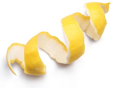 Limon kabuğu veya beyaz zemin üzerine limon twist. Yakın çekim.