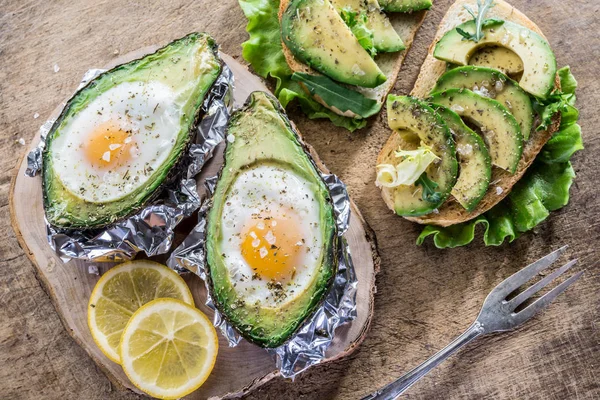 Avocado sandwich and chi��ken egg baked in avocado. — Stock Photo, Image