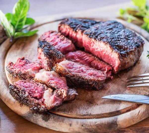 Středně krvavý Ribeye steak nebo biftek. — Stock fotografie