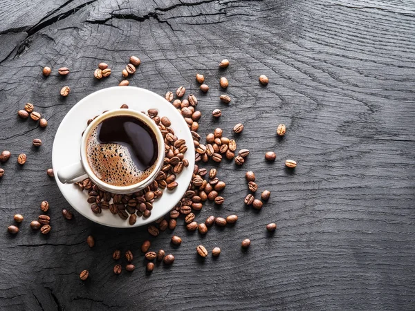 Coupe de café entourée de grains de café. Vue du dessus . — Photo