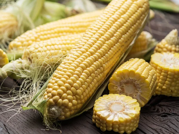 Mısır ya da koyu ahşap arka plan üzerinde Mısır kulak.