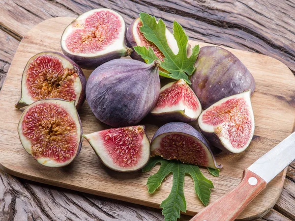 Frutos de figo maduros na mesa de madeira . — Fotografia de Stock
