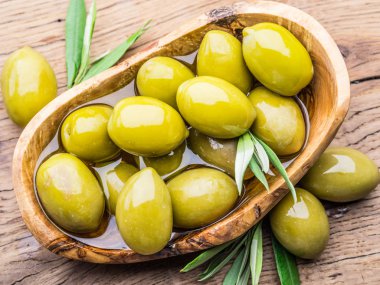 Bütün tablo zeytin masada ahşap kase.