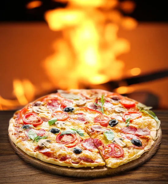 Pizza. Opalanym drewnem na tle. — Zdjęcie stockowe