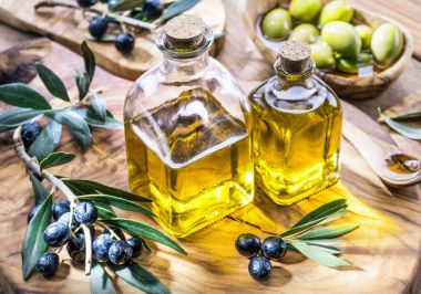 Zeytinyağı ve çilek zeytin ahşap tepsi üzerinde vardır. 