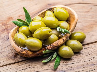 Bütün tablo zeytin masada ahşap kase.