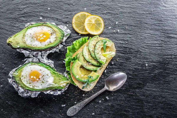 Avokádový sendvič a chi ken vejce pečená v avokádo. — Stock fotografie