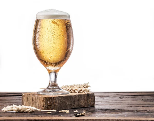 Vidrio esmerilado de cerveza en la mesa de madera . — Foto de Stock