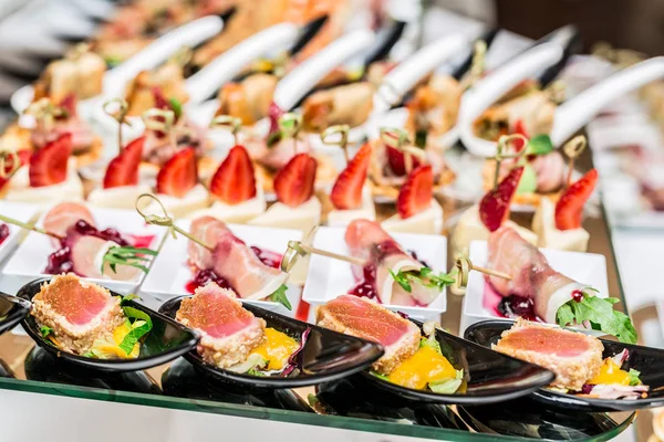 Gastronomische hapjes: kaviaar, hertenvlees, tonijn en zalm. — Stockfoto