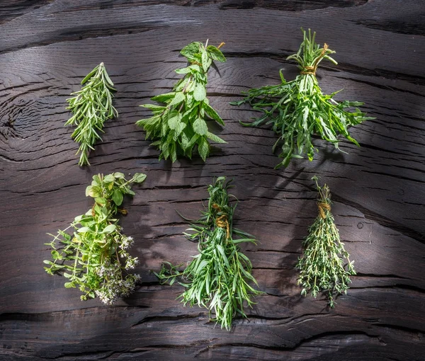 Frische Kräuter auf dem Holztisch. — Stockfoto