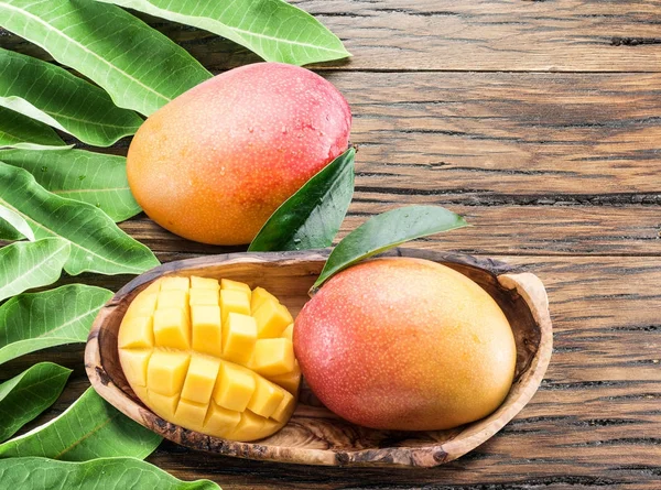 Mango-Früchte mit Wassertropfen. isoliert auf weißem Hintergrund. — Stockfoto