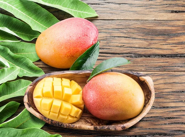 Mango gyümölcs a vízcseppek. Elszigetelt fehér background. — Stock Fotó