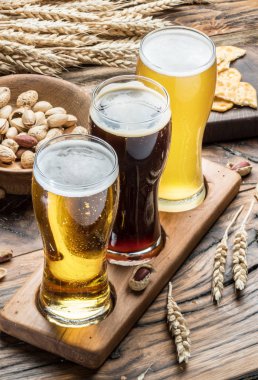 Gözlük bira ve ahşap masa snacks.