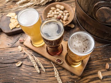 Gözlük bira ve ahşap masa snacks.