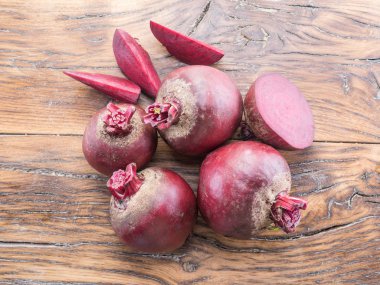 Kırmızı pancar veya pancar ahşap tablo.