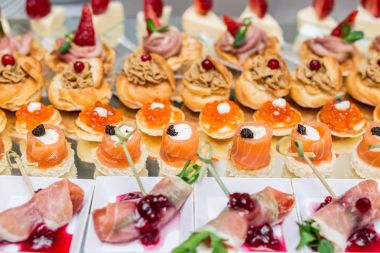 Gurme meze: havyar, geyik eti, ton balığı ve somon.