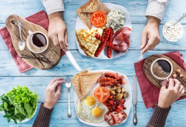 Geleneksel kahvaltı evde.