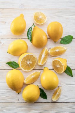 Olgun limon ve limon ahşap arka plan üzerinde bırakır. Üstten Görünüm.