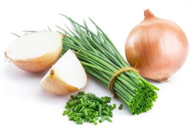 Yeşil soğan ve beyaz arka plan üzerinde izole kuru soğan.