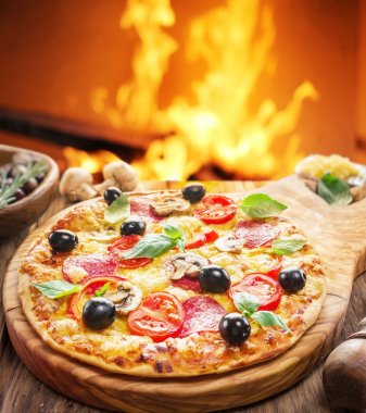 Pizza. Odun fırınından arka planda.