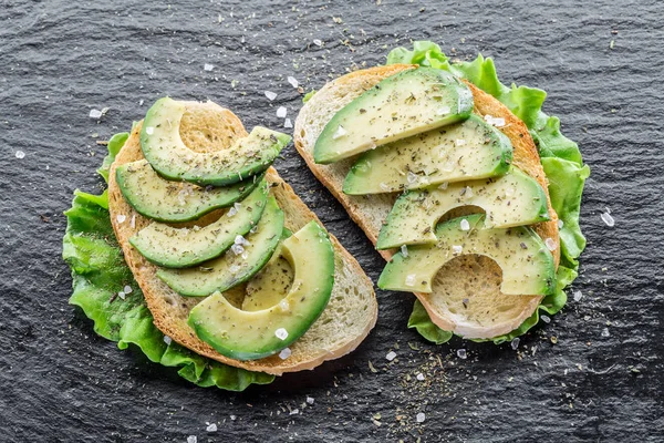 Avocado-Sandwiches. Ansicht von oben. — Stockfoto