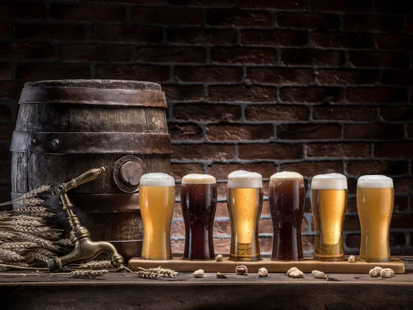 Copos de cerveja e barril de cerveja na mesa de madeira. Cervejeiro artesanal — Fotografia de Stock