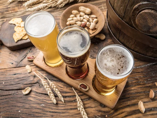 Gözlük bira ve ahşap masa snacks.