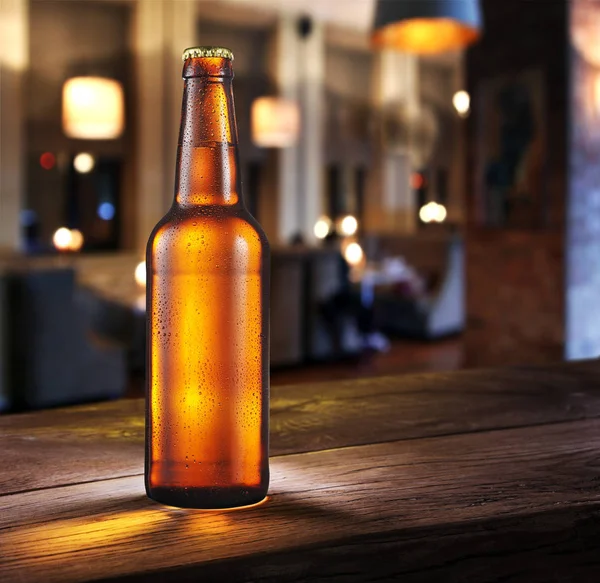 Garrafa gelada de cerveja leve no balcão do bar . — Fotografia de Stock