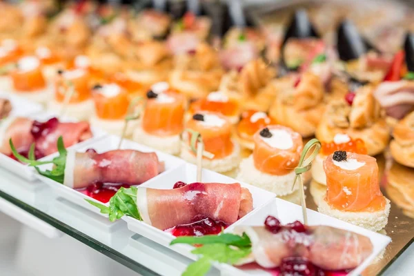 Gourmet aptitretare: kaviar, hjortkött, tonfisk och lax. — Stockfoto