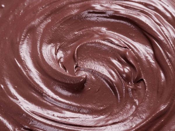 Rozpuštěnou čokoládou nebo čokoládovou polevou. — Stock fotografie