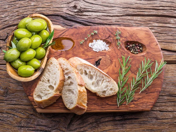 Sneetjes ciabatta met olijven en specerijen op de verzendende houten — Stockfoto