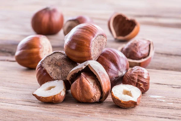 Hazelnoten of hazelnoten op de houten tafel. — Stockfoto