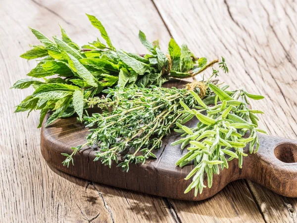 Verse kruiden op de houten tafel. — Stockfoto