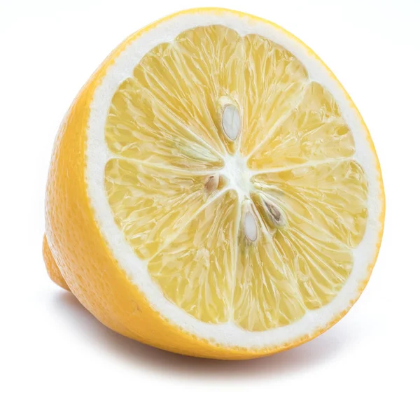 Hälften en citron eller citron skiva på vit bakgrund. — Stockfoto