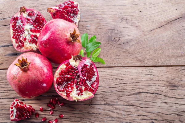 Rijp granaatappel vruchten op de houten ondergrond. — Stockfoto