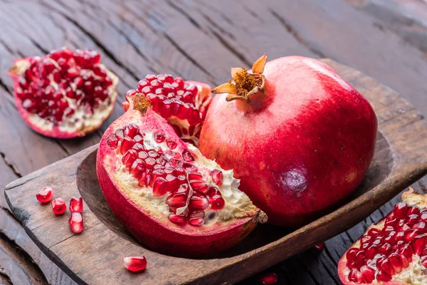 Reife Granatapfelfrüchte auf dem Holzgrund. — Stockfoto