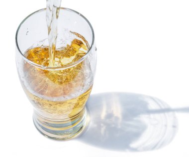 Cam içine dökme bira süreci.