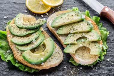 Avokado sandvishes. Üstten Görünüm.
