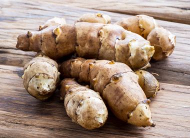 elması ahşap arka plan üzerinde.