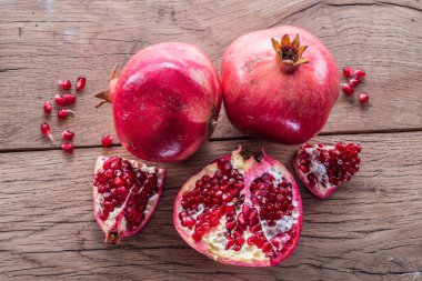 Ahşap zemin üzerinde olgun nar meyveleri.