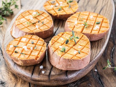 Eski ahşap masa üzerinde pişmiş soliman.rwash.